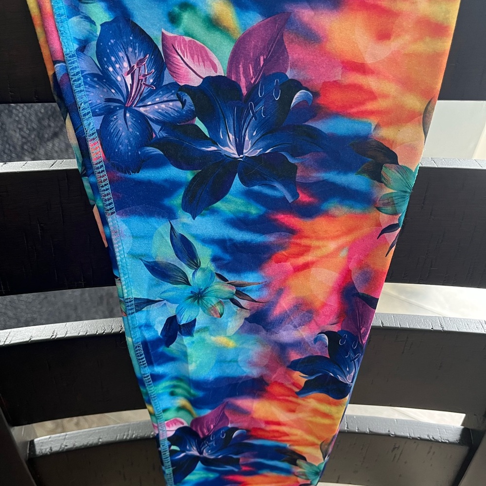 GUC Capri floral print Velocity leggings. Size small